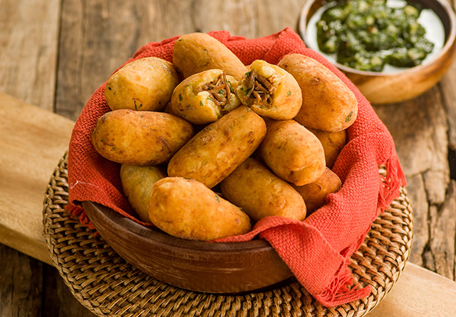 Receita: Bolinho de Mandioca com Costelinha e Pesto de Jambu