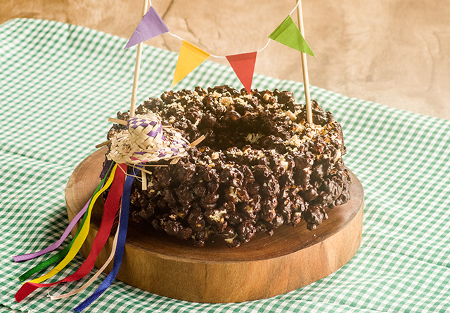 Receita: Bolo de Pipoca com Chocolate e Amendoim