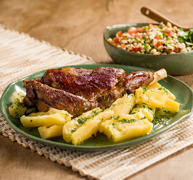 Receita: Carne de Bode Assada Com Vinagrete de Feijão Fradinho E Mandioca