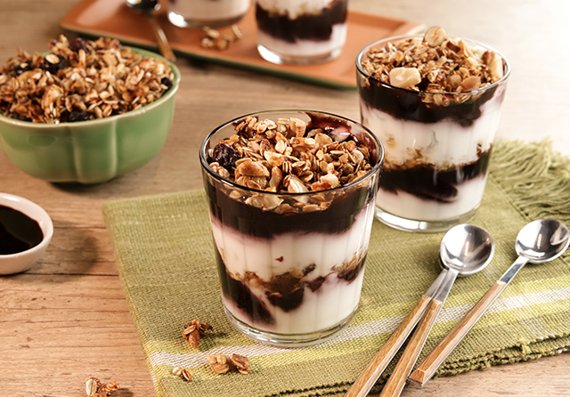 Receita: Iogurte com Calda de Açaí e Granola Caseira de Castanha-do-Pará