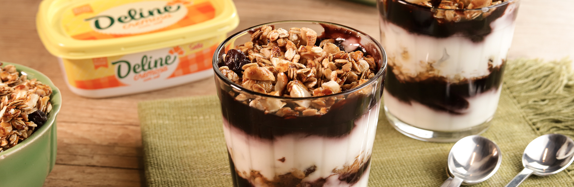 Receita: Iogurte com Calda de Açaí e Granola Caseira de Castanha-do-Pará