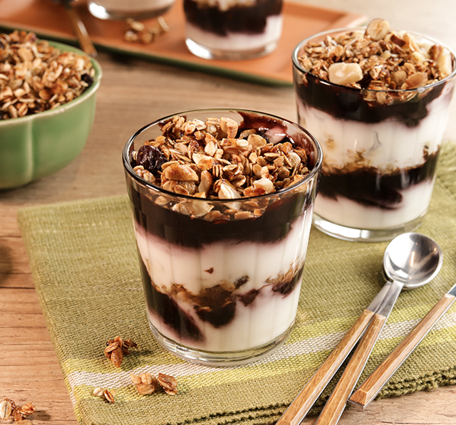 Receita: Iogurte com Calda de Açaí e Granola Caseira de Castanha-do-Pará