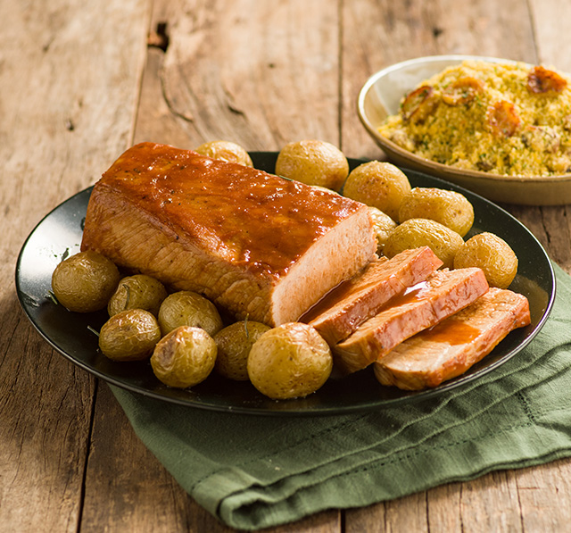 Receita: Lombo Assado com Batatas e Farofa de Banana