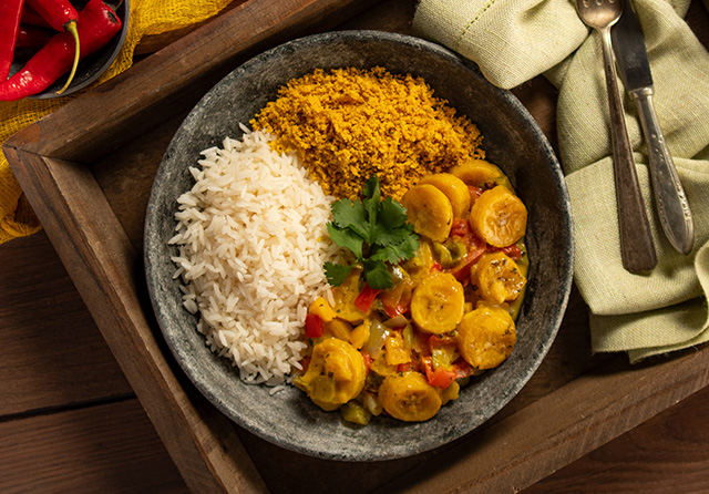 Receita: Moqueca de Banana-da-terra com Farofa de Dendê 