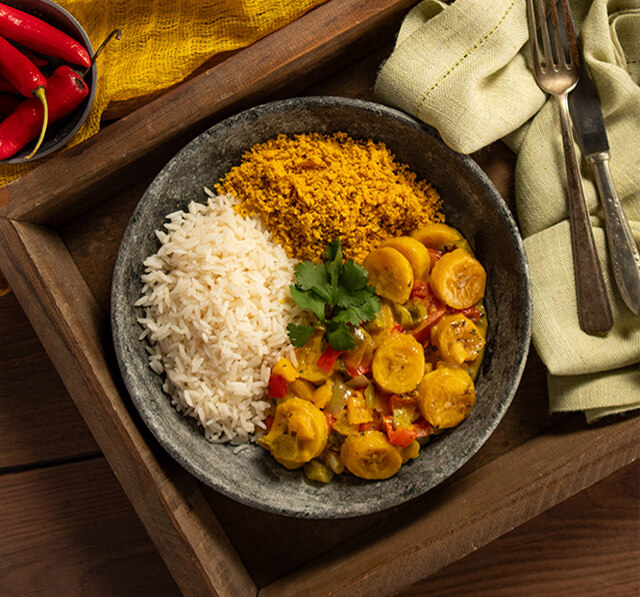 Receita: Moqueca de Banana-da-terra com Farofa de Dendê 