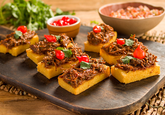 Receita: Polenta Frita com Cozido de Bode, Coentro e Pimenta