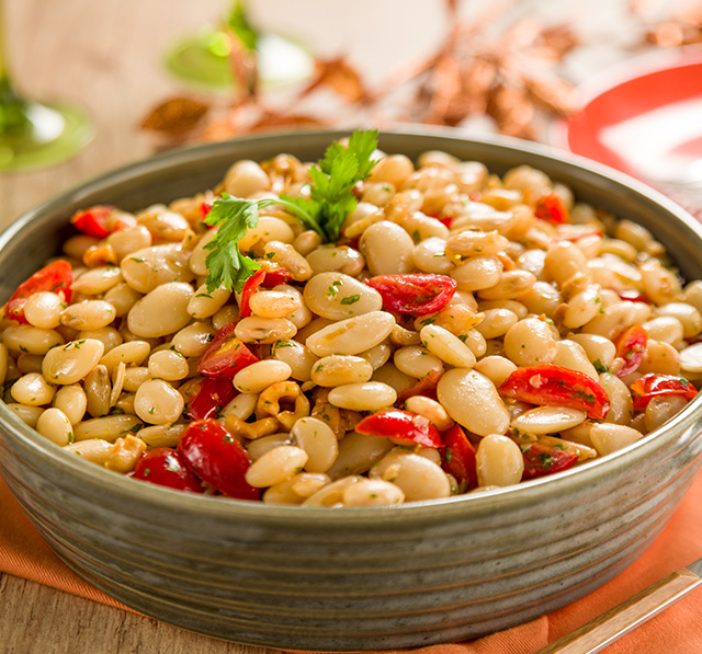 Receita: Salada de Fava, Tomate, Castanha-de-caju e Coentro