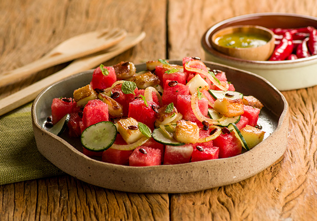 Receita: Salada de Melancia com Queijo Marajó e Pipoca de Semente de Melancia