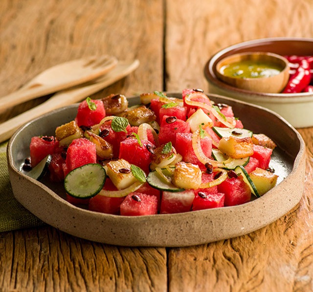 Receita: Salada de Melancia com Queijo Marajó e Pipoca de Semente de Melancia