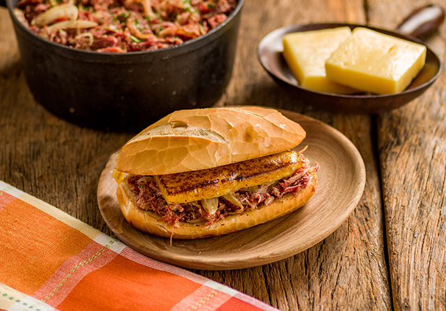 Receita: Sanduíche de Carne Seca com Requeijão do Norte