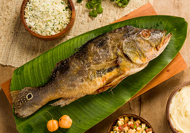 Receita: Tucunaré Assado NA Folha de Bananeira Com Purê de Mandioca E Goma de Tapioca